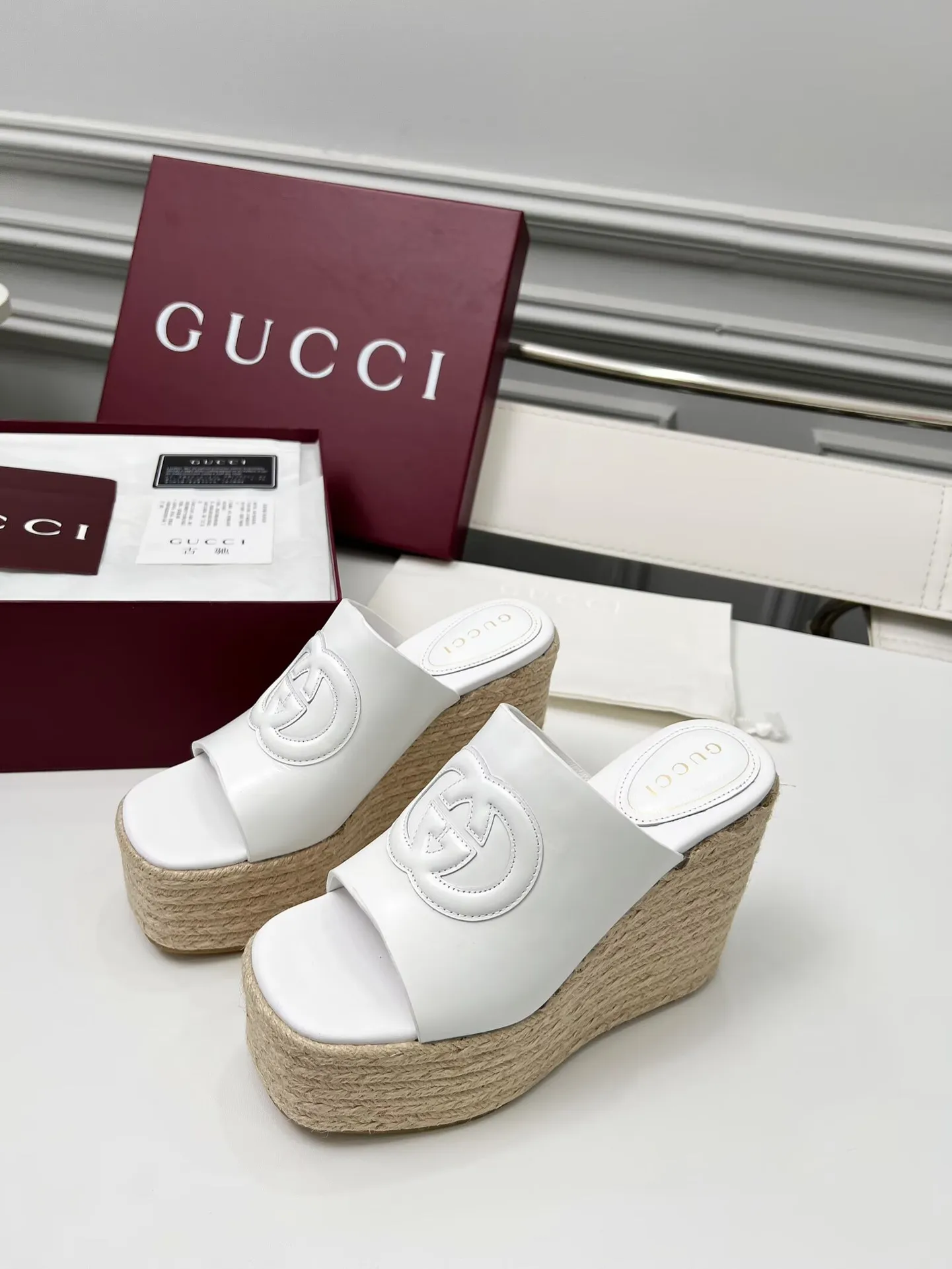 👟👟Ex-factory price 460👟👟 Gucci’s new slippers, fashionable, high-end and full of personality✅ Very stable, comfortable and durable for daily use, convenient and unique for daily matching, a must-have classic for summer, the upper is made of GUCCI brand stitching Fabric: cowhide Lining/feet: sheepskin Platform height: 11cm Color: black, white, brown, burgundy, pink Code number: 35-42 (41 and 42 need to be customized) Packaging: Comes with cloth bag and card.